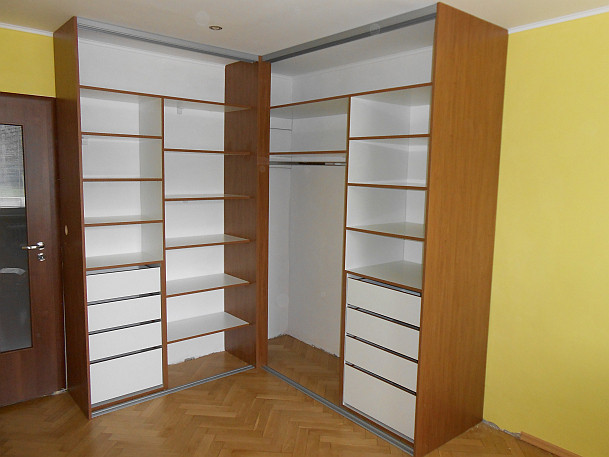 Rohová vstavaná skriňa doornet-Orech-korpus 2