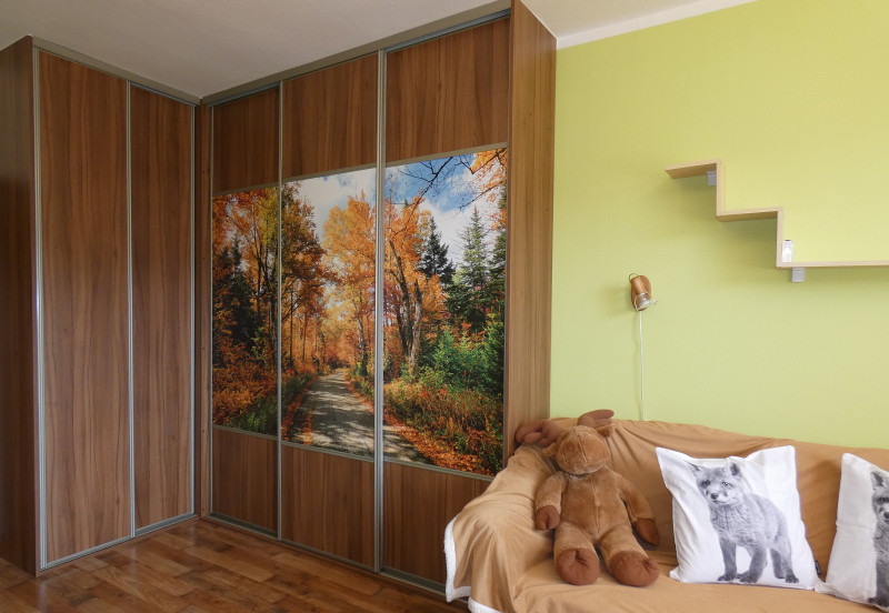 Rohová vstavaná skriňa doornet-orech-fototapeta