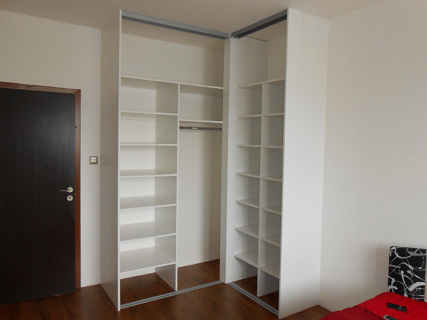 Rohová vstavaná skriňa doornet-Biela soft-korpus2