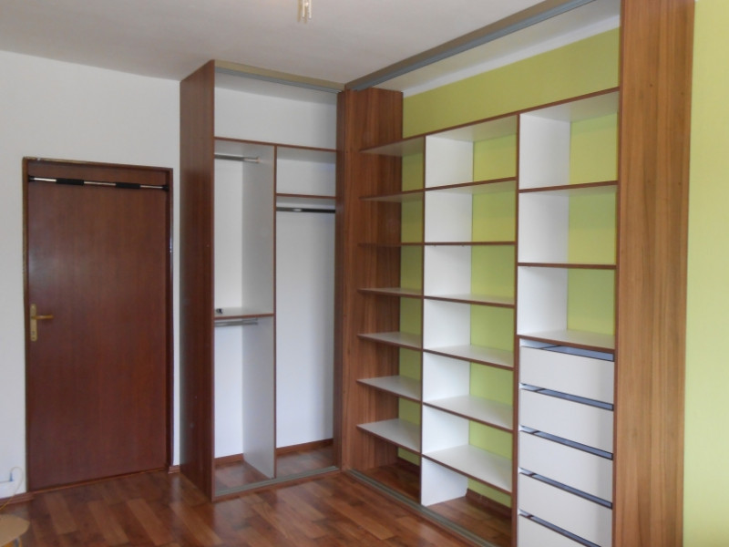 Rohová vstavaná skriňa doornet-orech-fototapeta (korpus bez dverí)