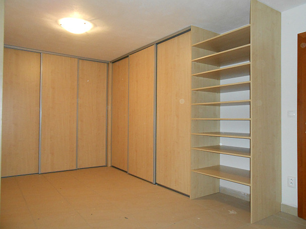 Rohová vstavaná skriňa doornet-Javor