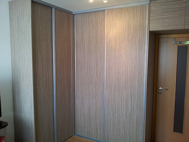 Rohová vstavaná skriňa doornet-Jilm Tossini