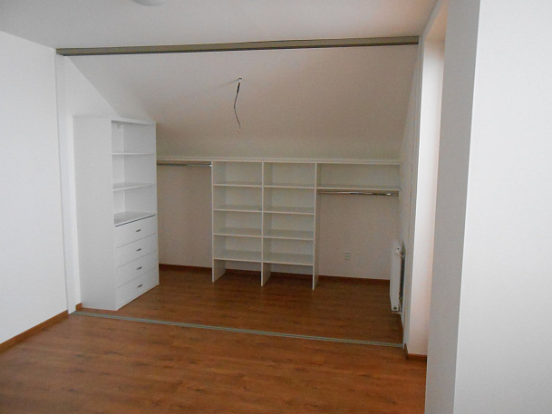 Rohová vstavaná skriňa doornet-Biela+zrkadla-korpus