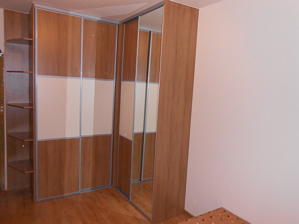 Rohová vstavaná skriňa doornet-Orech