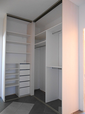 Rohová vstavaná skriňa doornet-Biela lesk / lacobel-korpus