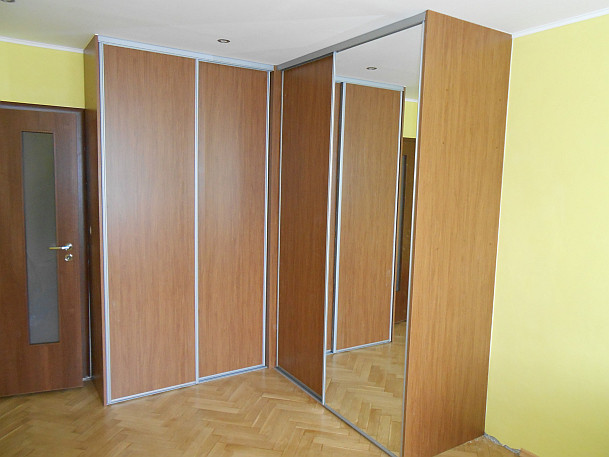 Rohová vstavaná skriňa doornet-Orech2