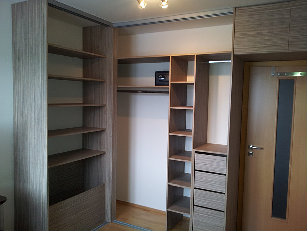 Rohová vstavaná skriňa doornet-Jilm Tossini-korpus