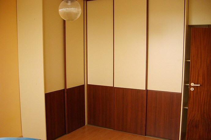 Rohová vstavaná skriňa doornet-Biela soft / Orech