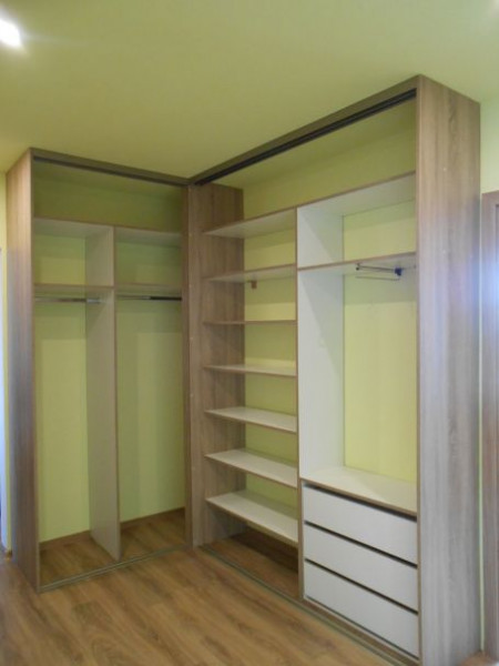 Rohová vstavaná skriňa doornet-Akácia-korpus