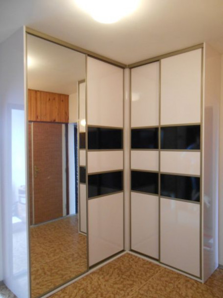 Rohová vstavaná skriňa doornet-Biela lesk / lacobel-2