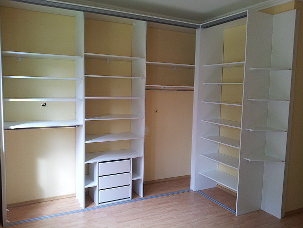 Rohová vstavaná skriňa doornet-Biela soft-korpus