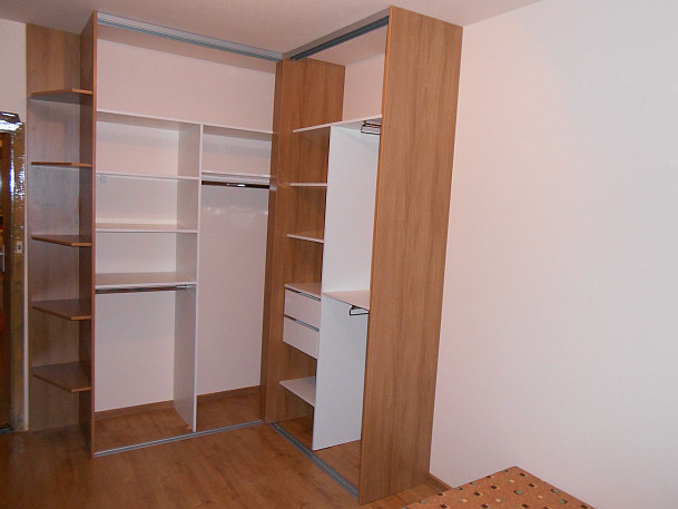 Rohová vstavaná skriňa doornet-Orech-korpus