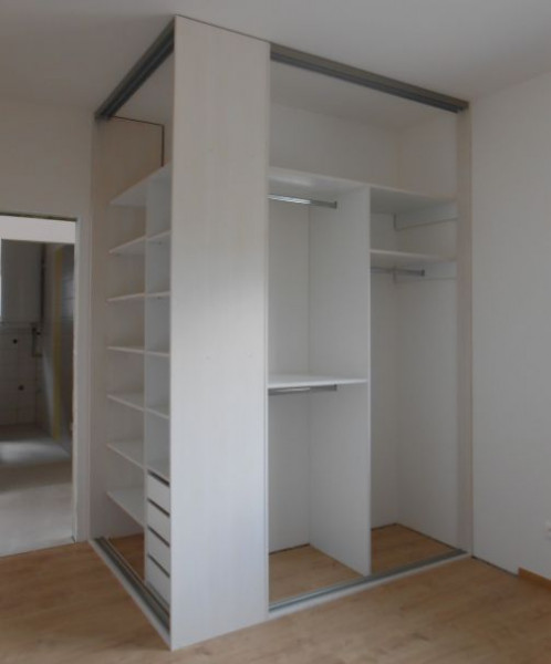 Rohová vstavaná skriňa doornet-Biela soft-korpus3