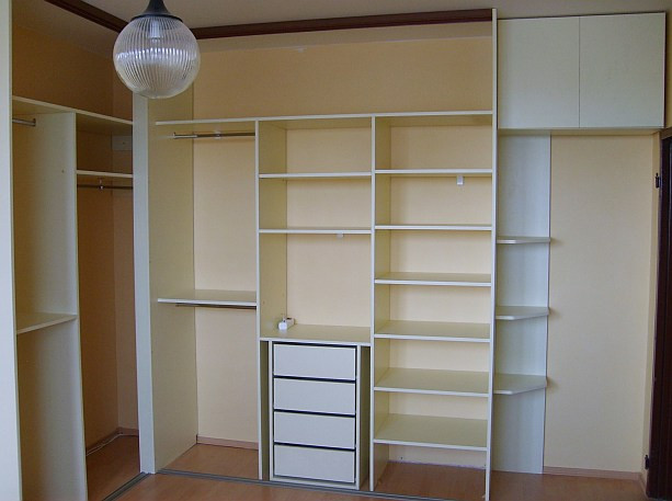 Rohová vstavaná skriňa doornet-Biela soft / Orech-korpus