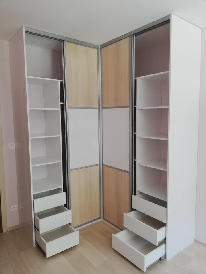 Rohová vstavaná skriňa doornet-Biela soft / Akácia-korpus