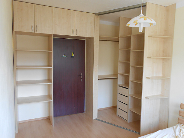 Rohová vstavaná skriňa doornet-Javor-korpus2