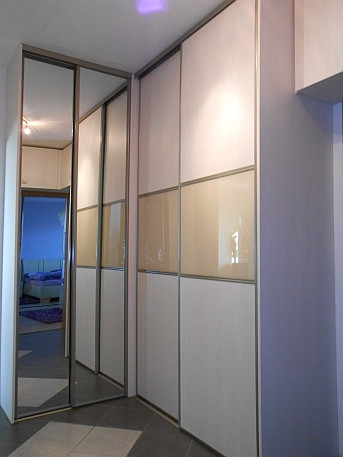 Rohová vstavaná skriňa doornet-Biela lesk / lacobel