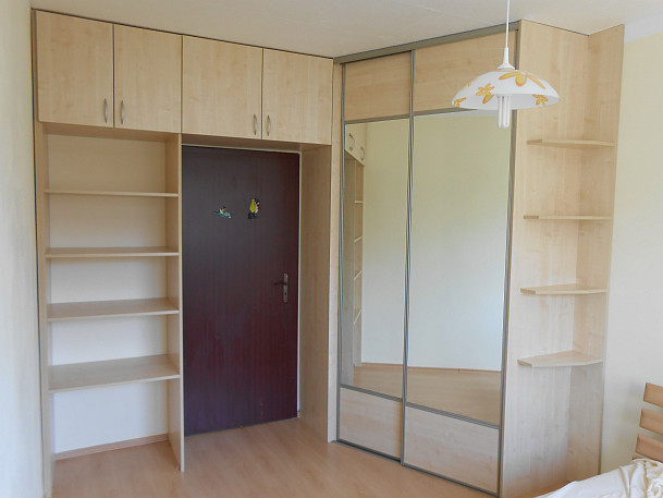 Rohová vstavaná skriňa doornet-Javor2