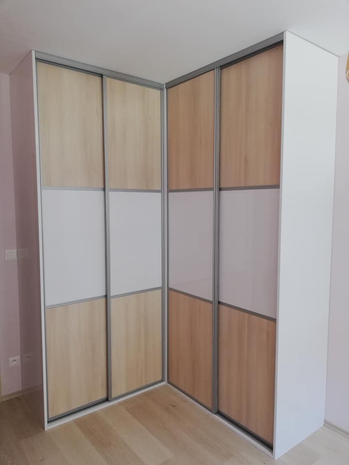 Rohová vstavaná skriňa doornet-Biela soft / Akácia